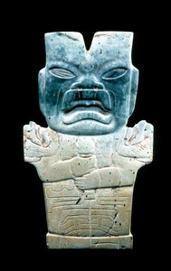 Antropomorf plack, möjligen eldormen, förcolumbiansk, 800-400 f.Kr. (serpentin och cinnober)