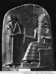 Code of Hammurabi, toppen av stelen, guden Shamash dikterar sina lagar till Hammurabi, kung av Babylon, hittad i Susa, ca 1750 f.Kr. (basalt) (se även 286949, 286950)