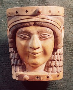 Huvudet av en kvinna, kallad Damen av brunnen eller Mona Lisa av Nimrud, från Salmanassar III:s palats, 1400-612 f.Kr. av Mesopotamian