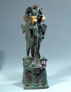 Mesopotamien: koppstöd i silver, brons och guld i form av tre kabrebockar. 1700-talet f.Kr. 1:a dynastin i Babylon. Från Larsa. Paris, Louvren av Mesopotamian