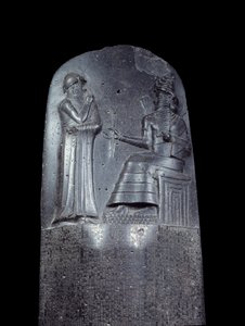 Mesopotamien: stele in diorit av Hammurabis (eller Hammourabis) lagar. Den är täckt med kilskriftsinskriptioner och högst upp står kung Hammurabi inför Mesopotamiens solgud, Shamash, rättvisans gudom. Det är en av de äldsta bitarna o av Mesopotamian