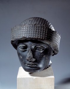 Mesopotamien: huvud i diorit utan inskription av Gudea, guvernör i staden Lagash. Omkring 2120 f.Kr. Nysumerisk period (ca 2150-2000 f.Kr.). Paris, Louvren av Mesopotamian Mesopotamian
