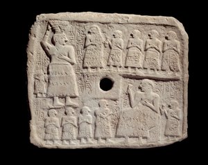 Mesopotamien: lågrelief i kalksten av Ur-Nanshe (Vår nanshe), kung av Lagash. sumeriska perioden. Från Tello Paris, musee du Louvre - Jubileumsrelief för byggandet av en religiös byggnad av Ur-Nanshe, kung av Lagash (Ur-Nanshe) (Our nanshe) från
