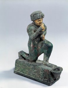 Mesopotamien: Statyett i silver, brons och guld av knästående dyrkare, ex-voto tillägnad guden Amurru för Hammurabis liv. 1800 f.Kr. Från Larsa-sajten. Paris, Louvren av Mesopotamian Mesopotamian