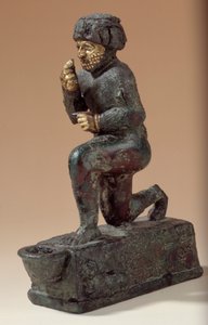 Mesopotamien: Statyett i silver, brons och guld av knästående dyrkare, ex-voto tillägnad guden Amurru för Hammurabis liv. 1800 f.Kr. Från Larsa-sajten. Paris, Louvren av Mesopotamian Mesopotamian