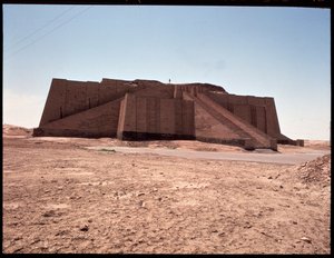 Vy över den rekonstruerade zigguraten, 2050 f.Kr av Mesopotamian Mesopotamian