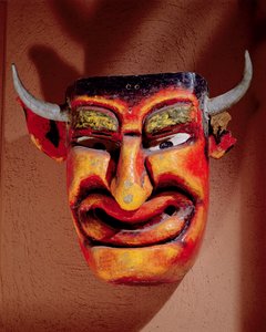 Djävulsmask använd i en Pastorela från Guerrero-regionen i Mexiko (målat trä)