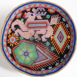 Huichol skål från Sierra Madre, Mexiko (textil) av Mexican School