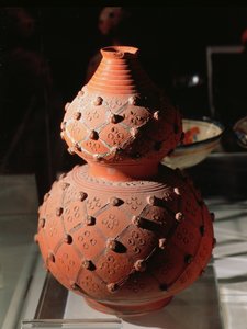 Vas i form av en kalebass (keramik) av Mexican School