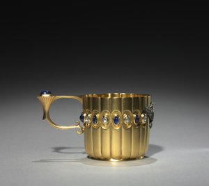 Miniature Cup, firma Peter Carl Fabergé (1846-1920), före 1896 (guld, diamanter, safirer)