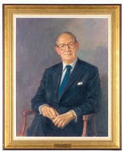 Porträtt av Lord Aldington, sittande iklädd mörk kostym