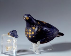 Östlig antikvitet: duva i lapis lazuli (lapis lazuli) och guld. Från Susas hemsida. Medio-elamitperiod (Iran). 1200 f.Kr. Paris, Louvren av Middle Elamite Period