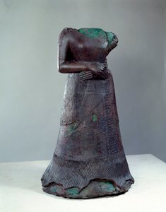 Elamitisk civilisation: bronsstaty av drottning Napir Asu med elamitinskription. 1250 f.Kr. Från platsen för Susa, Iran. Sön 1,29x0,73 m Paris, Louvren av Middle Elamite Period