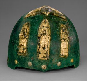 Hjälm med gudomliga figurer under en fågel med utsträckta vingar, ca 1500-1100 f.Kr. (brons, guldfolie över bitumen) av Middle Elamite Period