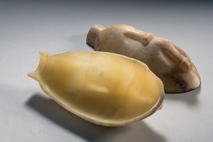 Tvådelat kärl i form av en anka (alabaster) (se även 249012-14)