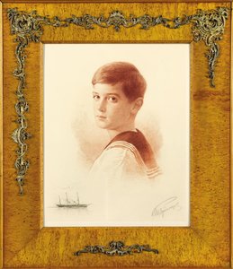 Porträtt av tronföljaren Tsarevich Alexei Nikolaevich av Ryssland med en remarkerad skildring av Imperial Yacht, 1913