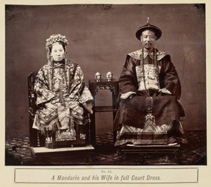 En mandarin och hans hustru i hovdräkt av Milton M. Miller