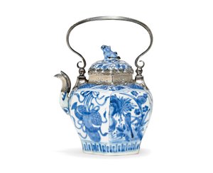 Blå och vit tekanna och lock (keramik och silver) av Ming Dynasty Chinese School