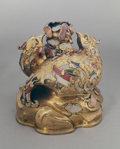 Kinesiskt vinkärl i förgylld koppar i form av fenixar på en sten av Ming Dynasty Chinese School