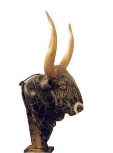 Minoisk konst: rhyton eller rhyton eller rhyton (glas av apparater) i form av ett tjurhuvud från det lilla palatset i Cnossos (Knossos) på Kreta. 1550-1500 f.Kr. Heraklion, arkeologiskt museum av Minoan