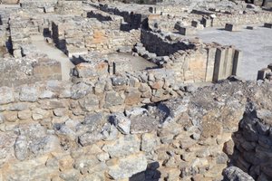 Minoiska arkeologiska platsen Phaistos. North East komplex. Dessa rum användes för att förvara värdefulla rituella kärl. Den berömda "" Phaistos-skivan"" med hieroglyfisk skrift hittades här med andra lertavlor inskrivna i linjärt A. Det finns också Potter av Minoan