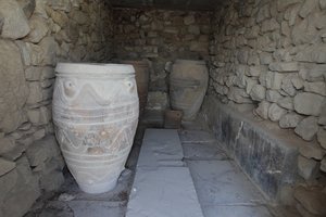Minoiska arkeologiska platsen Phaistos. Magasinet för den gigantiska pithoi (förvaringsburkar). Dessa burkar är dekorerade med skiv- och repmönster i relief. av Minoan