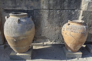 Minoiska arkeologiska platsen Phaistos. Stor pithoi (förvaringsburk), funnen vid centralrätten. Kreta. av Minoan