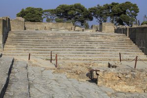 Minoiska arkeologiska platsen Phaistos. Trappa som börjar på den västra gården och leder till The Propylaea, huvudmannen och den mest imponerande ingången till det nya palatset och trappan som utgjorde sätena för teaterområdet, som användes för religiösa e av Minoan
