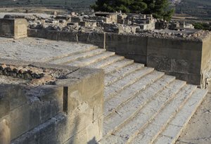 Minoiska arkeologiska platsen Phaistos. Trappa som börjar på den västra gården och leder till The Propylaea, huvudbyggnaden och den mest imponerande ingången till det nya palatset (1700-1450 f.Kr.). Phaistos, Kreta. av Minoan