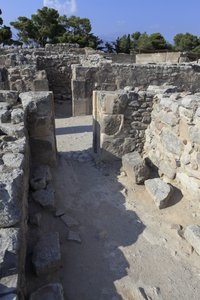 Minoiska arkeologiska platsen Phaistos. Västtidningarna. Stort komplex av palatsförråd. Utsikt över några av de 11 magasinen där palatset förvarades (1900-1700 f.Kr.) Phaistos, Kreta. av Minoan