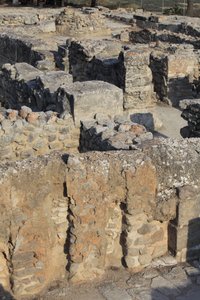 Minoiska arkeologiska platsen Phaistos. Utsikt över North East Complex. Komplex med fyra rum i direkt anslutning till det gamla palatset. Dessa rum användes för att förvara värdefulla rituella kärl. Den berömda "" Phaistos-skivan"" med hieroglyfisk skrift  av Minoan