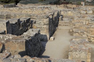 Minoiska arkeologiska platsen Phaistos. Utsikt över North East Complex. Komplex med fyra rum i direkt anslutning till det gamla palatset. Dessa rum användes för att förvara värdefulla rituella kärl. Den berömda "" Phaistos-skivan"" med hieroglyfisk skrift  av Minoan