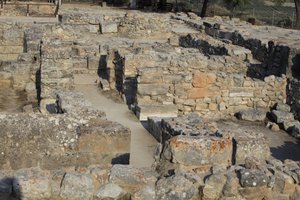 Minoiska arkeologiska platsen Phaistos. Utsikt över North East Complex. Komplex med fyra rum i direkt anslutning till det gamla palatset. Dessa rum användes för att förvara värdefulla rituella kärl. Den berömda "" Phaistos-skivan"" med hieroglyfisk skrift  av Minoan