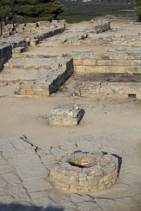 Minoiska arkeologiska platsen Phaistos. Utsikt över North East Complex. Komplex med fyra rum i direkt anslutning till det gamla palatset. Dessa rum användes för att förvara värdefulla rituella kärl. Den berömda "" Phaistos-skivan"" med hieroglyfisk skrift  av Minoan