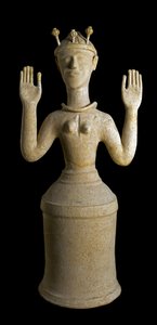 Minoisk konst: terrakottastaty av vallmogudinnan, sömnens eller dödens gudom. Från helgedomen Gazi, Kreta. 1350 f.Kr. Dämpa. 79 cm Heraklion, nationellt arkeologiskt museum - minoisk konst: terrakottafigur av vallmogudinnan, sömnens gudom eller d av Minoan