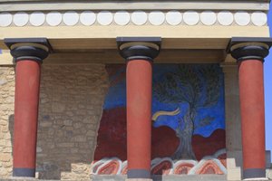 Minoens arkeologiska plats i Knossos. Norra ingången, Norra pelarhallen. Bastion rekonstruerad av Arthur Evans där han satte en kopia av en restaurerad relieffresk av en tjur. Knossos, Kreta. av Minoan