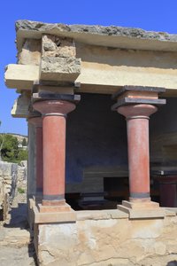 Minoens arkeologiska plats i Knossos. Norra lustra bassänger. Norra ingången till palatset. Enligt A. Evans användes denna byggnad i reningsceremonier och kallade därför denna plats "" Lustral bassänger"". Knossos, Kreta. av Minoan