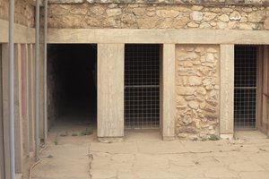 Minoens arkeologiska plats i Knossos. Västra flygeln bredvid "" trepartshelgedomen"". Rum med två stora rektangulära förvar nedsänkta i golvet. De var fulla av lervaser och värdefulla föremål, bland annat de berömda statyetterna som föreställer "ormen av Minoan