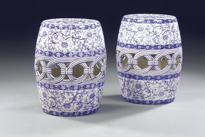 Ett par blå och vita trädgårdsstolar, ca 1860 av Mintons Ltd