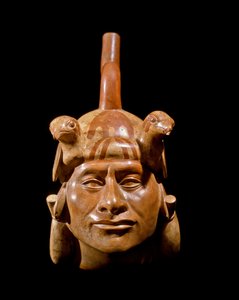Precolombiansk konst, Mochique civilisation (ful, Mochica): antropomorf vas som representerar en ledares ansikte. 200 f.Kr.-700 e.Kr. Lima, Nationalmuseet för antropologi och arkeologi, Peru - Förcolumbiansk konst, Moche-kultur (200 - 700 e.Kr.): antropomo