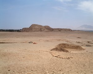 Utsikt över det mochikanska tegeltemplet (1983 - fotografi) av Moche Moche