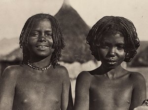 Building an Empire i den fascistiska tidsåldern: Maria-flickor i Eritrea, 1936-05-09 (s/v foto)