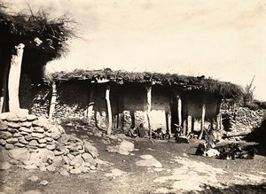 Att bygga ett imperium i den fascistiska tidsåldern: ett abessiniskt hus i Edmò, 1936-05-09 (s/v foto) av Modestino Baldinetti