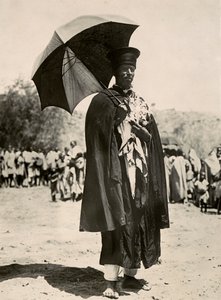 Att bygga ett imperium i den fascistiska tidsåldern: en abessinisk präst, 1936-05-09 (s/v foto) av Modestino Baldinetti