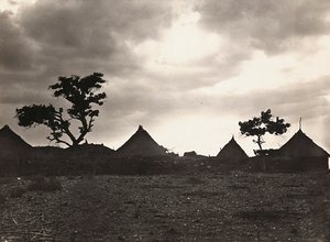 Att bygga ett imperium i den fascistiska tidsåldern: solnedgång vid Mai Zaghenà, 1936-05-09 (s/v foto) av Modestino Baldinetti
