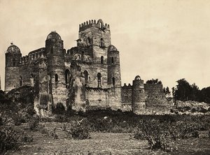 "Bygga ett imperium" i den fascistiska tidsåldern: kung Fasiladas slott i Gondar, Etiopien, 1936-05-09 (s/v foto) av Modestino Baldinetti