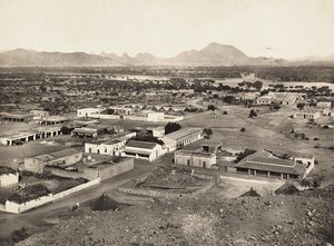 Att bygga ett imperium i den fascistiska tidsåldern: utsikt över Agordat, 1936-05-09 (s/v foto) av Modestino Baldinetti