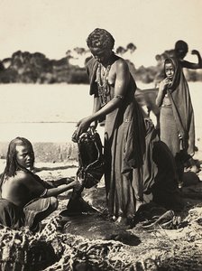 Att bygga ett imperium i den fascistiska tidsåldern: kvinnor från Beni-Amer-stammen vid en vattenbrunn, 1936-05-09 (s/v foto)