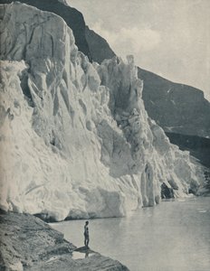 "Tumbling Glacier and Berg Lake on Canadas Loftiest Mountain", c1935 av Mondiale