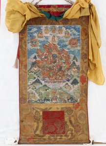Damjen Garwa Nagpo, mitten av 1800-talet (mineralpigment på stor bomull, original Qing-brokadfästen, original dammskydd, mongoliska tofsar och stav med lock)